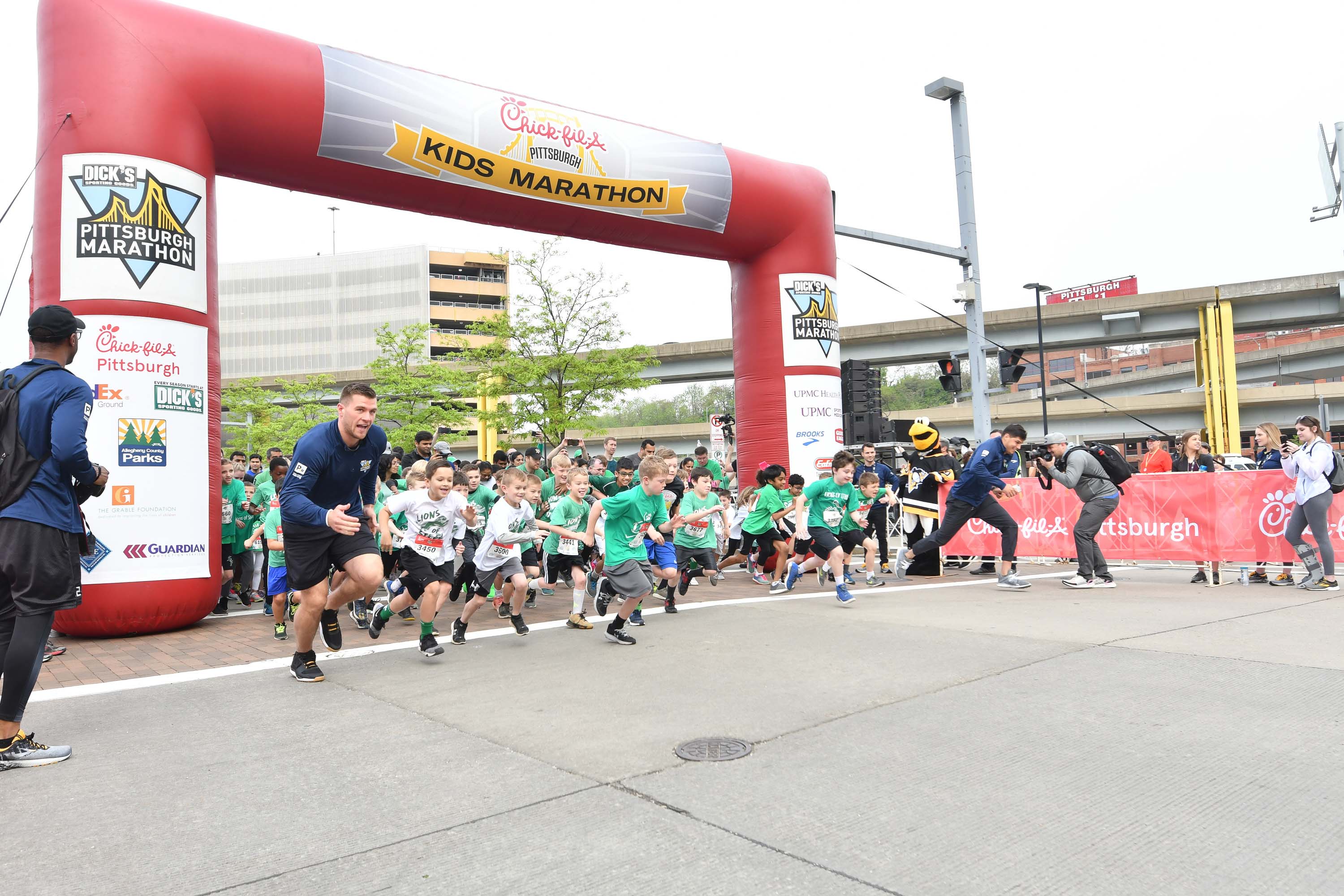 Kids of STEEL runners at the starting line for the Chick-fil-A Pittsburgh Kids Marathon.