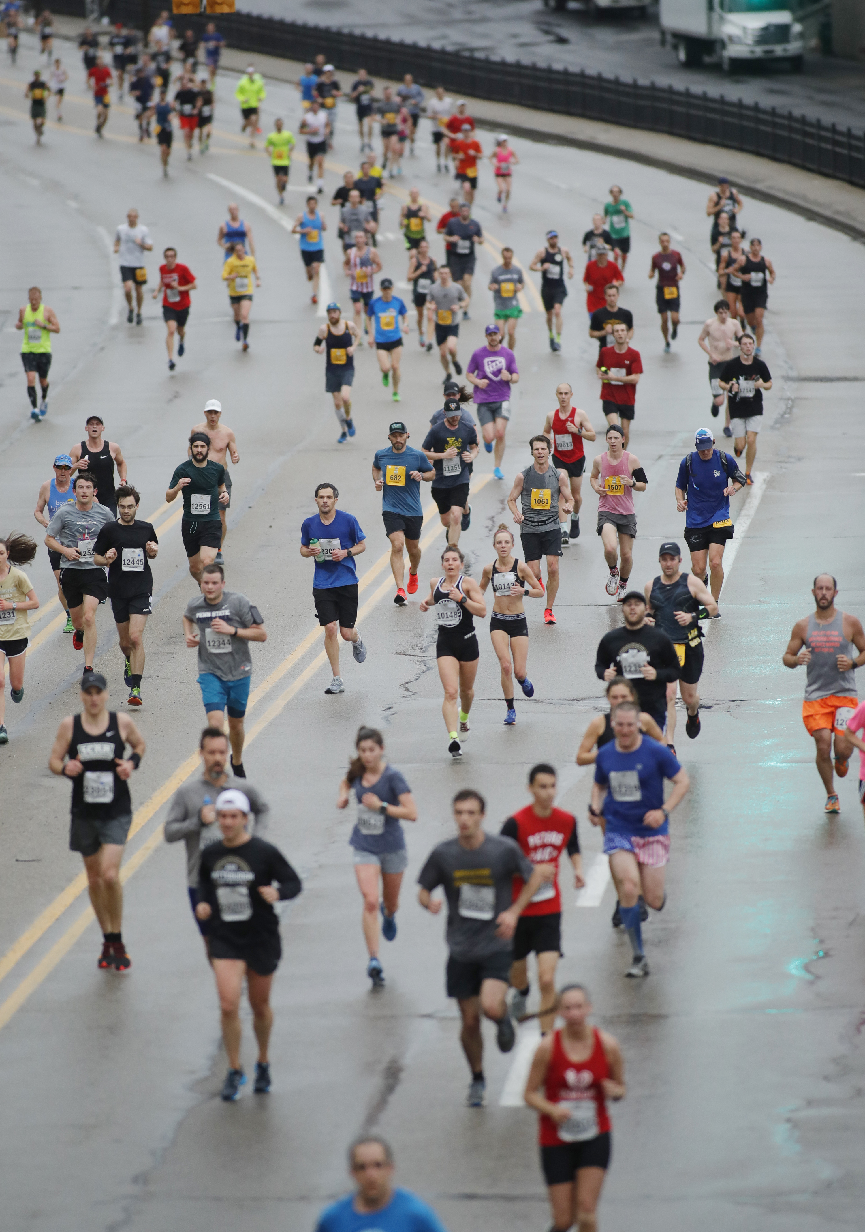 2019 pittsburgh marathon shot of highway slightly curving and runners spread out