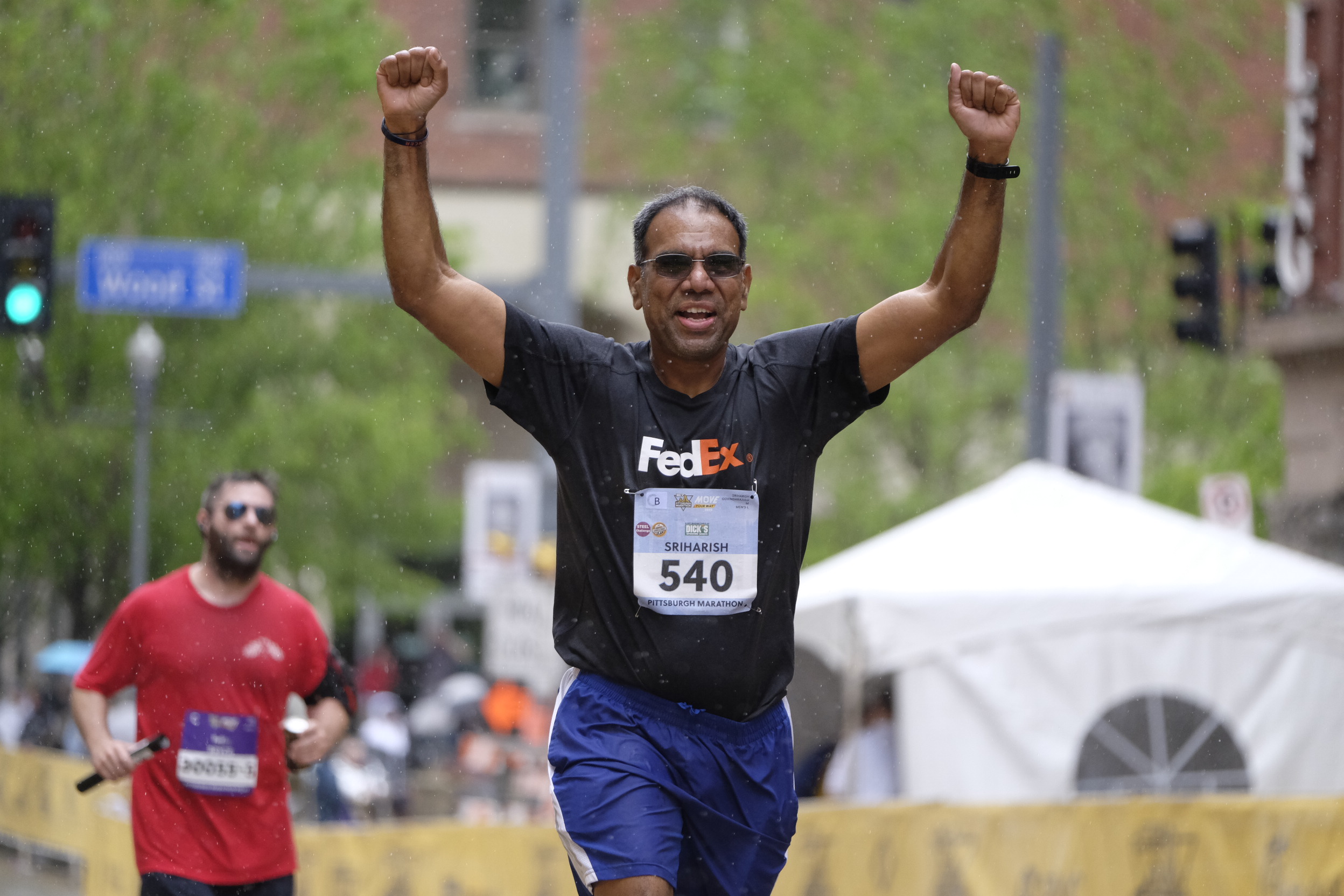 A man runs in the 2023 pittsburgh marathon