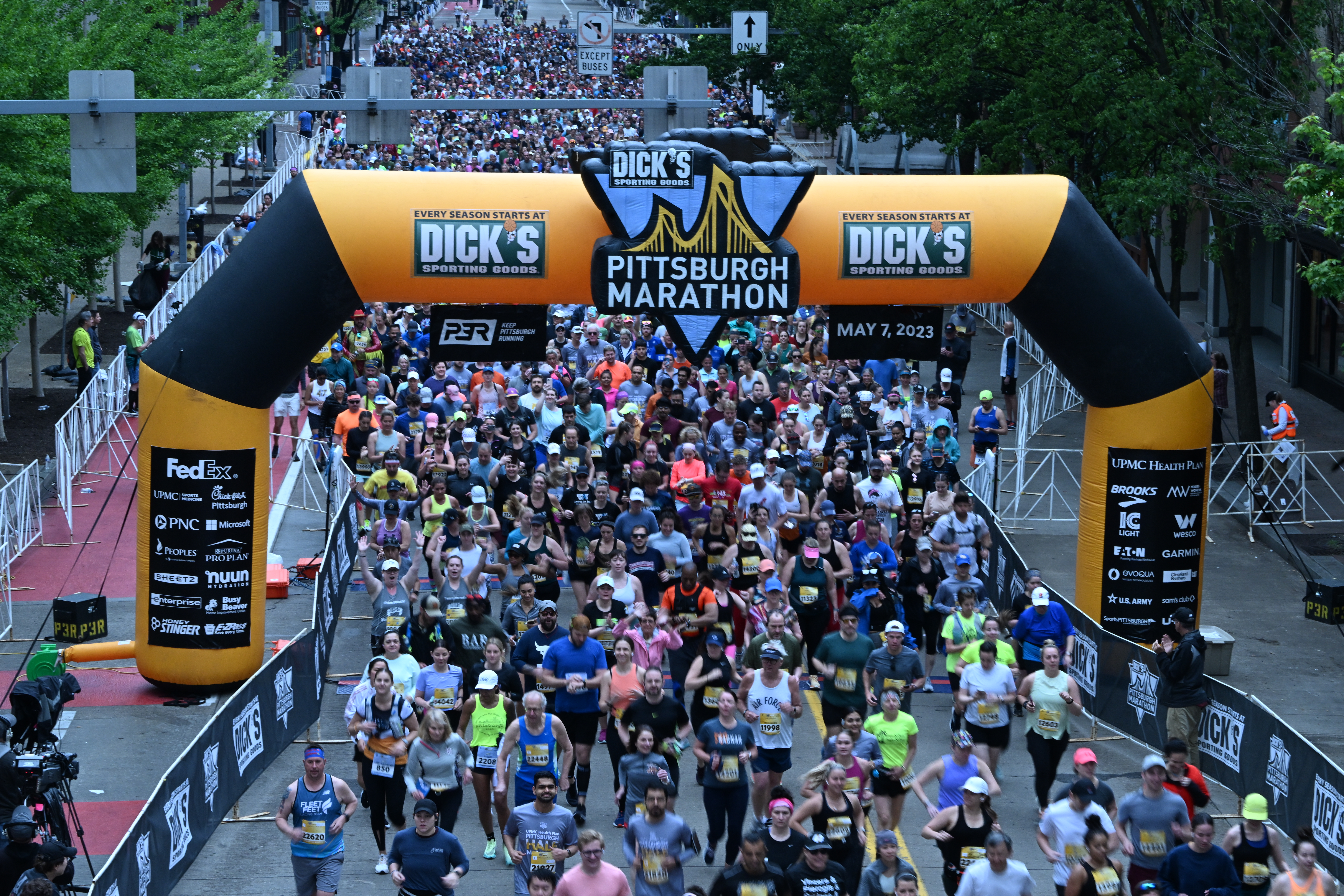 The start line at the 2023 pittsburgh marathon