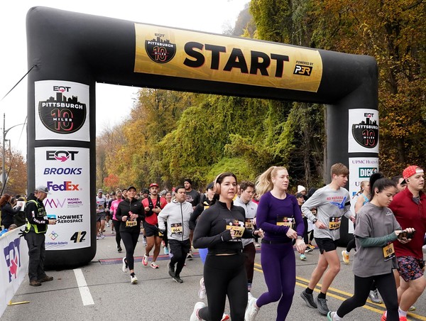 Large group of people running from the start line of the EQT Pittsburgh 10 Miler race